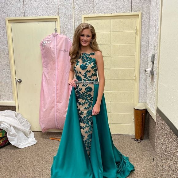 Beautiful Terani Couture gown. - Picture 4 of 5